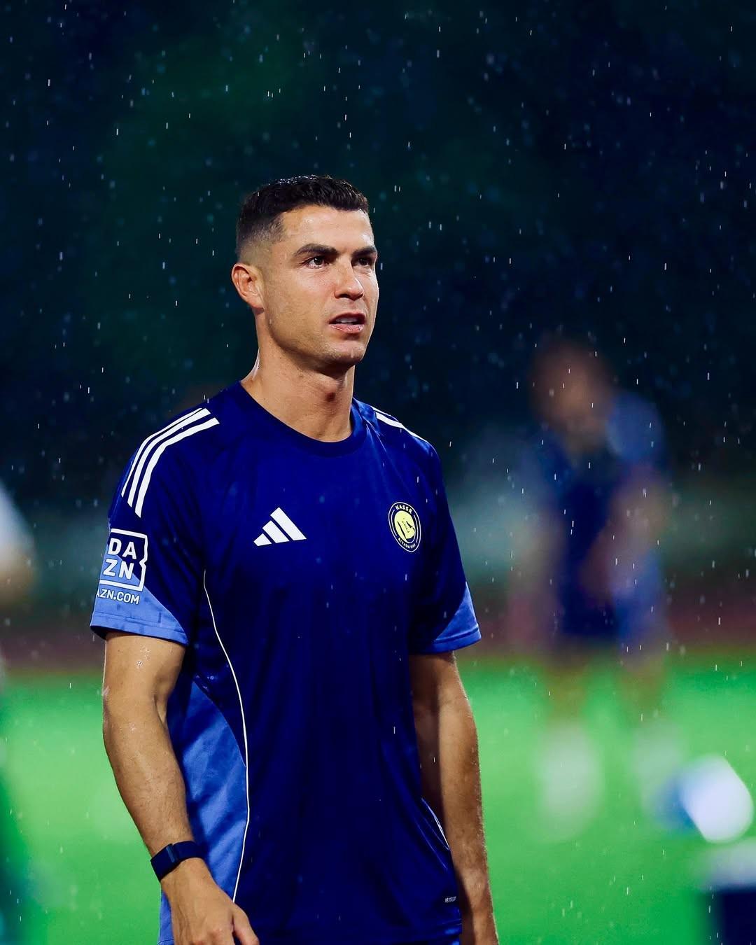 C罗抵达香港后晒图并配文：你好，香港