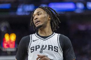 状态不佳！卡斯尔11中3仅拿9分3板2助 4失误&amp;正负值-25