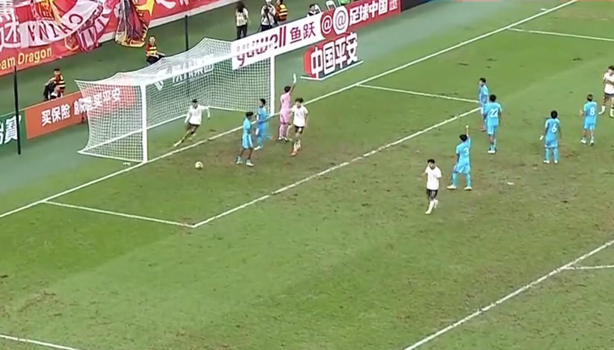 热议U22男足半场：心急但能力不够，说是职业球员都侮辱职业