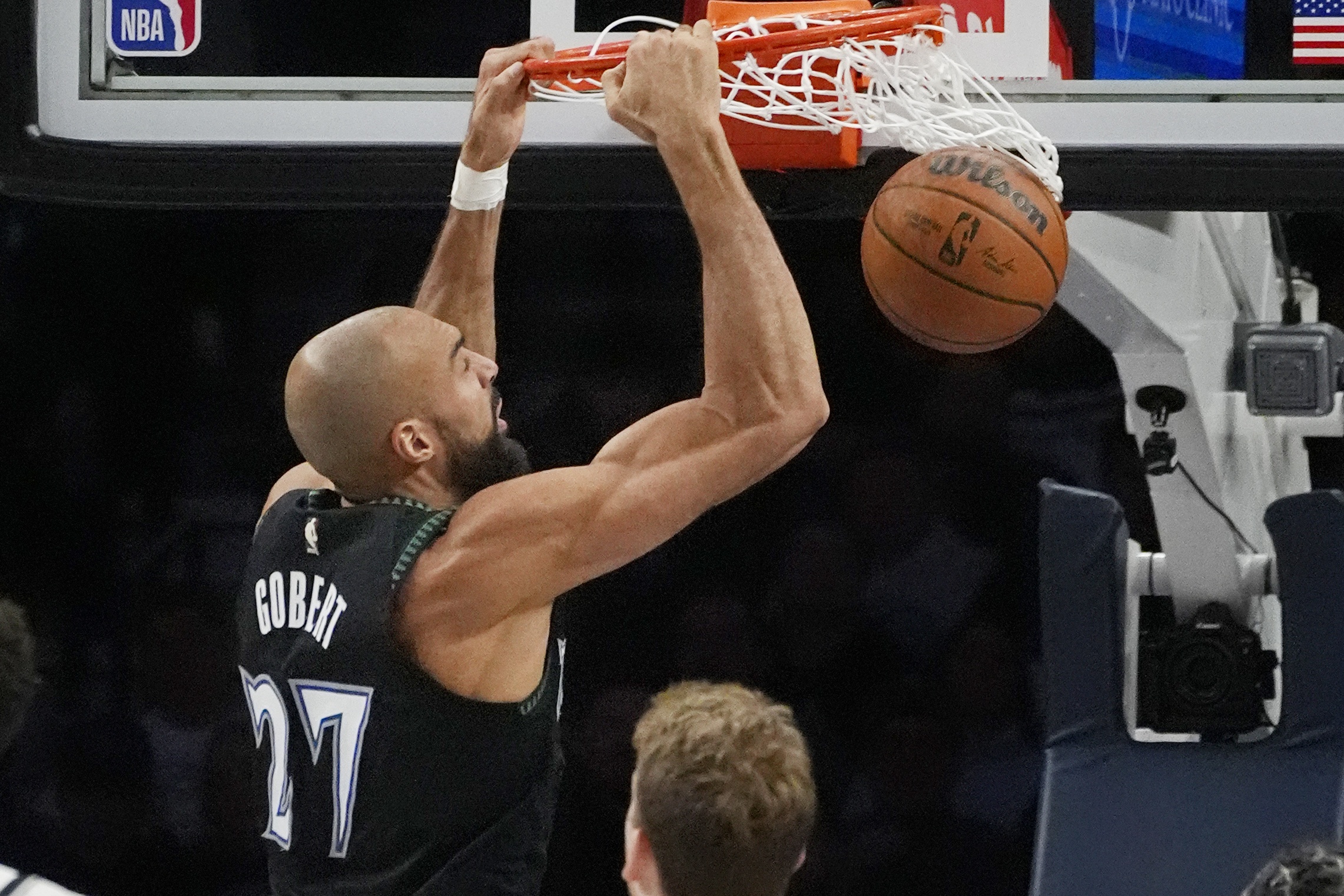 电竞竞猜-标配两双！戈贝尔5中5得到11分10板 防守给力送2断4帽&amp;但罚球5中1